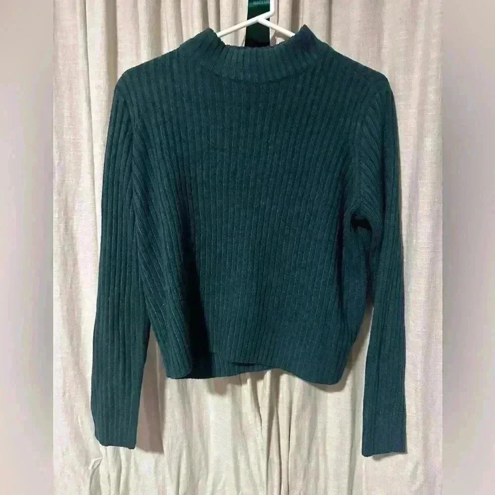 H&M Divided Green Ribbed Knit Long Sleeve Sweater, Size Medium Trendy & Cozy